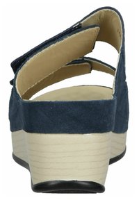 Sandalo con zeppa in suede blu navy, con retro aperto, design a strisce incrociate, suola chiara e dettagli testurizzati sulla zeppa.