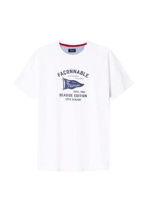 T-shirt bianca in cotone con un design stampato blu navy, arricchito da testo e un motivo di bandiera. Collo rotondo con un collare a contrasto e maniche corte.