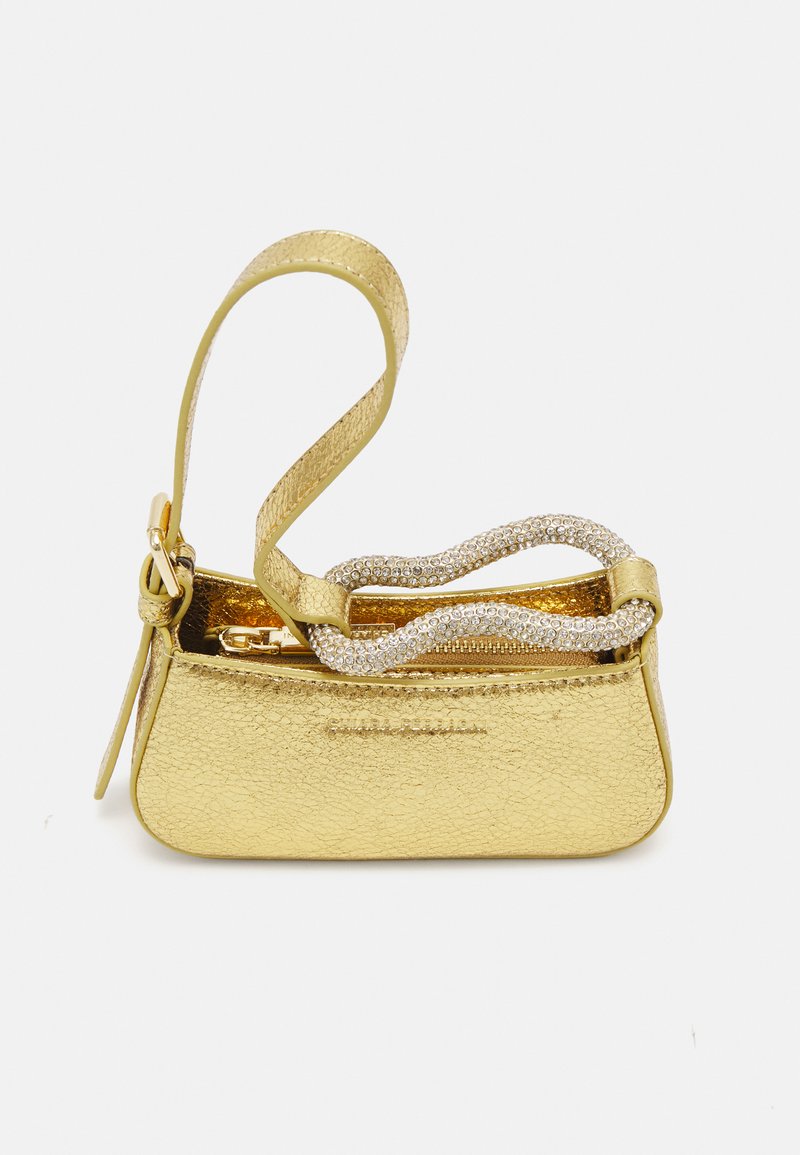 Goldfarbene, mit Struktur versehene Lederhandtasche mit einem glänzenden silbernen Tragegurt, verziert mit Strassakzenten, mit Reißverschluss und kompaktem Format.