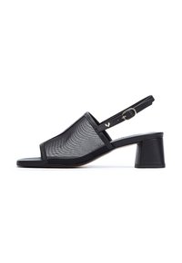 Zapatos de tacón negro tipo slingback con parte superior de malla, punta cuadrada y tacón grueso. Incluye una correa con hebilla para ajuste. Superficie lisa.