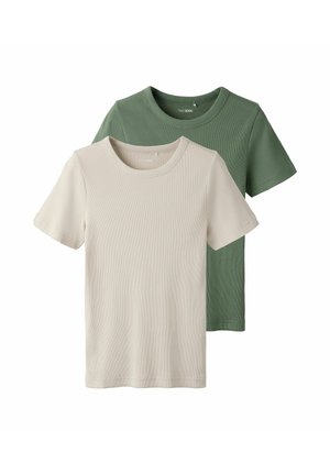 Ensemble de deux t-shirts côtelés à manches courtes, un beige et un vert olive, avec un col rond, posés à plat et superposés sur un fond blanc.