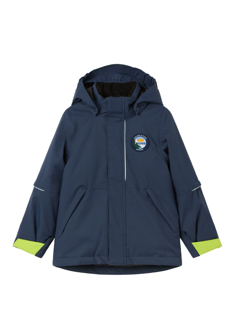 Marine vandsikker jakke med hætte, med reflekterende detaljer og limegrøn kant på ærmerne. Har to forlommer og et logo-patch.