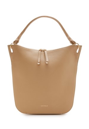 Bolso de mano de cuero beige con forma redondeada, textura lisa, dos cremalleras en la parte superior y una sola correa para el hombro. Presenta una marca sutil.