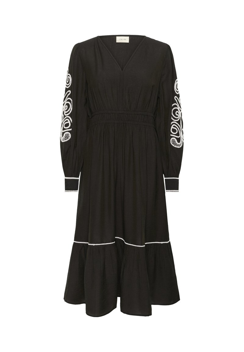 Schwarzes Kleid mit langen Ärmeln, V-Ausschnitt und geraffter Taille. Verziert mit weißen bestickten Mustern an den Ärmeln und dem Saum. Ausgestellter Saum.