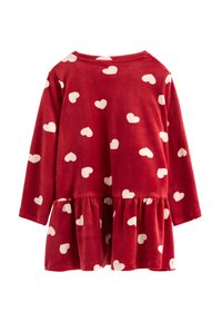 Robe rouge à manches longues en tissu doux, avec des motifs de cœurs blancs et un ourlet évasé et volants en bas.