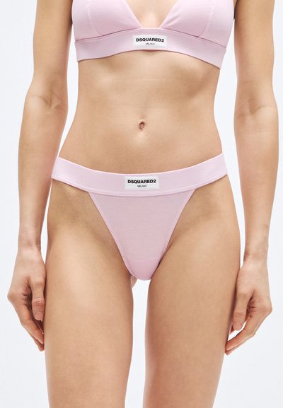 String rose en coton avec une large ceinture, portant l'étiquette de la marque "DSQUARED2" en noir sur fond blanc. Texture lisse.