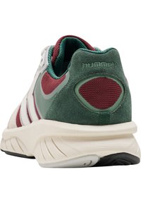 Herren-Sneaker mit grauem und grünem Wildleder-Obermaterial, weinroten Netzakzenten, weißen Streifen und einer strukturierten weißen Zwischensohle. Hummel-Logo an der Ferse.