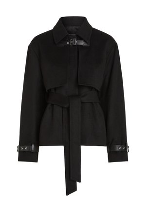 Czarna krótka kurtka z mieszanki wełny z wywijanym kołnierzem, paskiem w talii i skórzanymi akcentami na mankietach. Charakteryzuje się minimalistycznym stylem.