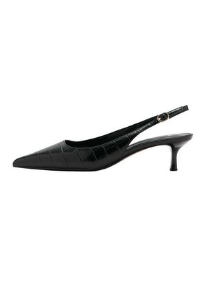 Chaussure slingback noire à bout pointu, en matériau texturé brillant, avec un talon fin et un subtil motif croco pour les détails.