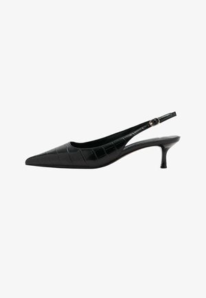 Chaussure slingback noire à bout pointu, en matériau texturé brillant, avec un talon fin et un subtil motif croco pour les détails.