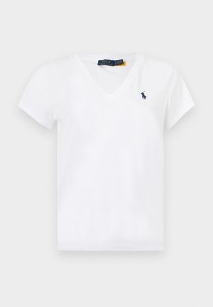 Tricou alb cu decolteu în V și mâneci scurte, cu mic logo Polo Ralph Lauren bleumarin pe pieptul stâng și etichete de brand în interiorul gulerului.