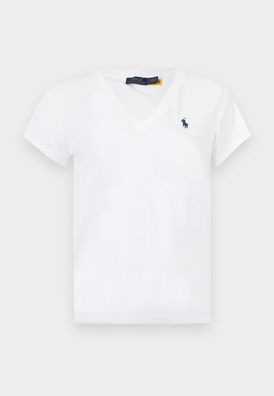 Λευκό T-shirt με V-λαιμόκοψη και κοντά μανίκια, με μικρό ναυτικό λογότυπο Polo Ralph Lauren στο αριστερό στήθος και ετικέτες της μάρκας στο εσωτερικό του γιακα.