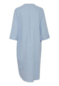 Robe bleu clair longueur genou avec manches trois-quarts, pli central au dos et coupe ample et décontractée.
