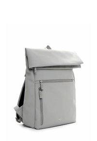 Sac à dos gris en matériau lisse, doté d'une fermeture enroulable, d'une poche frontale zippée et de bretelles réglables. Design minimaliste.