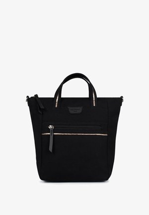 Sac fourre-tout noir avec doubles poignées, comportant une poche zippée à l'avant et une bande métallique décorative en haut. Fabriqué en tissu durable.