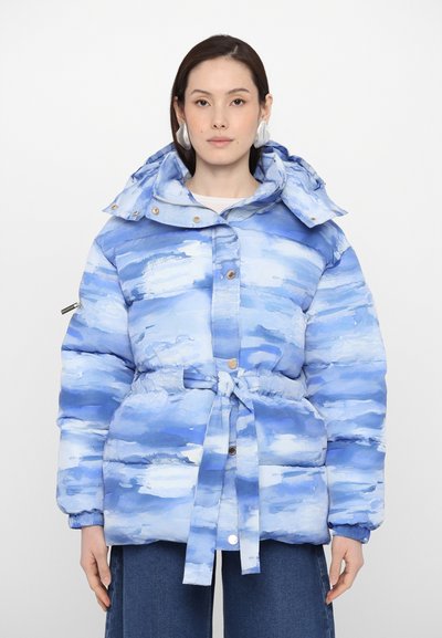 Veste matelassée avec un motif bleu évoquant des nuages, dotée d'une taille à cordon, d'une grande capuche et de fermetures à bouton, fabriquée en tissu lisse.