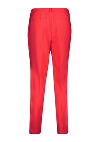 Czerwone eleganckie spodnie o gładkiej fakturze, prostym kroju nogawki i dwóch tylnych kieszeniach, z dyskretnym pasem i bez widocznych elementów metalowych.