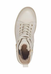 Bottine en cuir beige à fermeture lacée et œillets dorés. Dotée d'un intérieur doux et moelleux ainsi que d'une fermeture éclair sur le côté pour un accès facile.