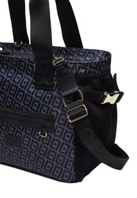 Borsa a tracolla nera e blu con motivo, caratterizzata da materiale testurizzato, doppie maniglie, tracolla regolabile e una tasca con zip sul davanti.