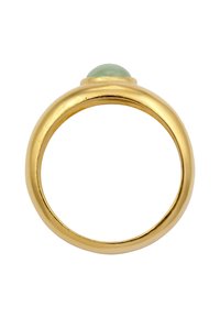 Guldring med en slät, rund band och en genomskinlig grön sten på toppen. Enkelt design, polerad yta och minimal detaljering.