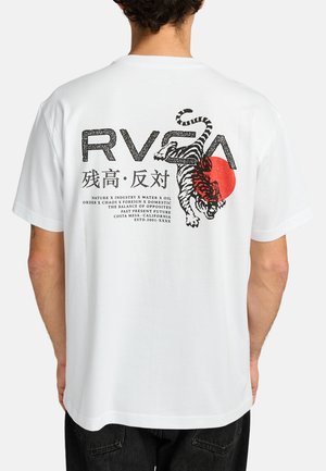 Weißes Baumwoll-T-Shirt mit einem grafischen Druck eines schwarzen und roten Tigers, fettem Text und japanischen Zeichen auf der Rückseite.
