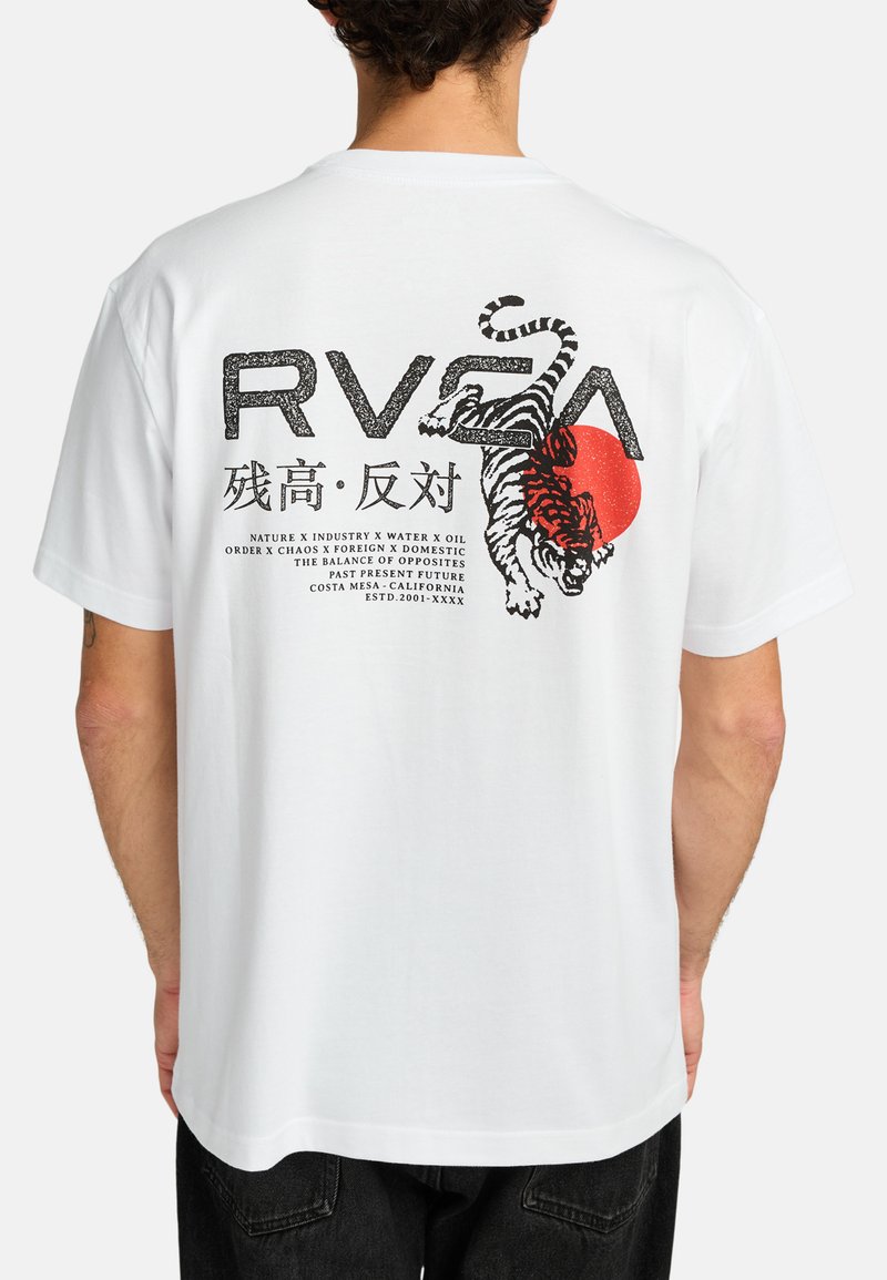 Camiseta de algodón blanca con un estampado gráfico de un tigre negro y rojo, texto en negrita y caracteres japoneses en la parte de atrás.