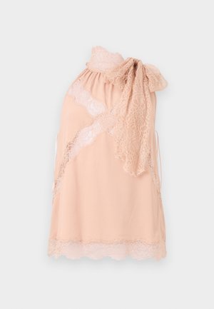 Haut sans manches pour femmes de couleur pêche, avec bordure en dentelle, détail nœud en dentelle sur l'épaule et inserts en dentelle transparente créant un délicat motif floral.