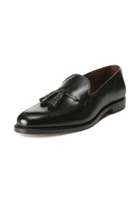 Schwarze Lederloafers mit Quastenverzierung, abgerundeter Zehenform, dekorativer Naht und einem leichten Absatz. Glatte Textur mit polierter Oberfläche.