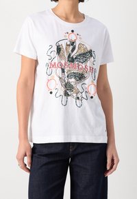 Bílý bavlněný tričko s barevným grafickým potiskem a textem "MOSMOSH", složitý design s různými vzory a detaily. Krátké rukávy.
