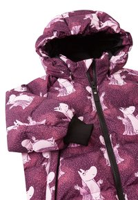 Lila gepolsterte Jacke mit Kapuze, mit einem wiederholten Druck von weißen Cartoonfiguren. Frontreißverschluss mit schwarzem Akzent und elastischen Bündchen.