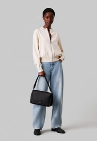 MUST SATCHEL MONO - Käekott - black