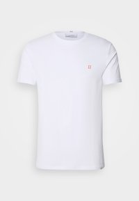 Weißes T-Shirt mit kurzen Ärmeln und Rundhalsausschnitt, mit kleiner orangefarbener "II"-Stickerei auf der linken Brust und einem Markenetikett im Kragen.