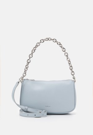 Sac à main en cuir bleu clair avec poignée chaîne argentée et bandoulière réglable, petit logo Furla au centre devant.