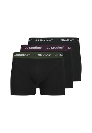 Drei Paar Herren-Boxershorts in Schwarz, mit elastischen Taillenbändern in Dunkelgrün und Maroon, versehen mit dem Logo "JJ Studios". Weicher Stoff, mittellange Passform.