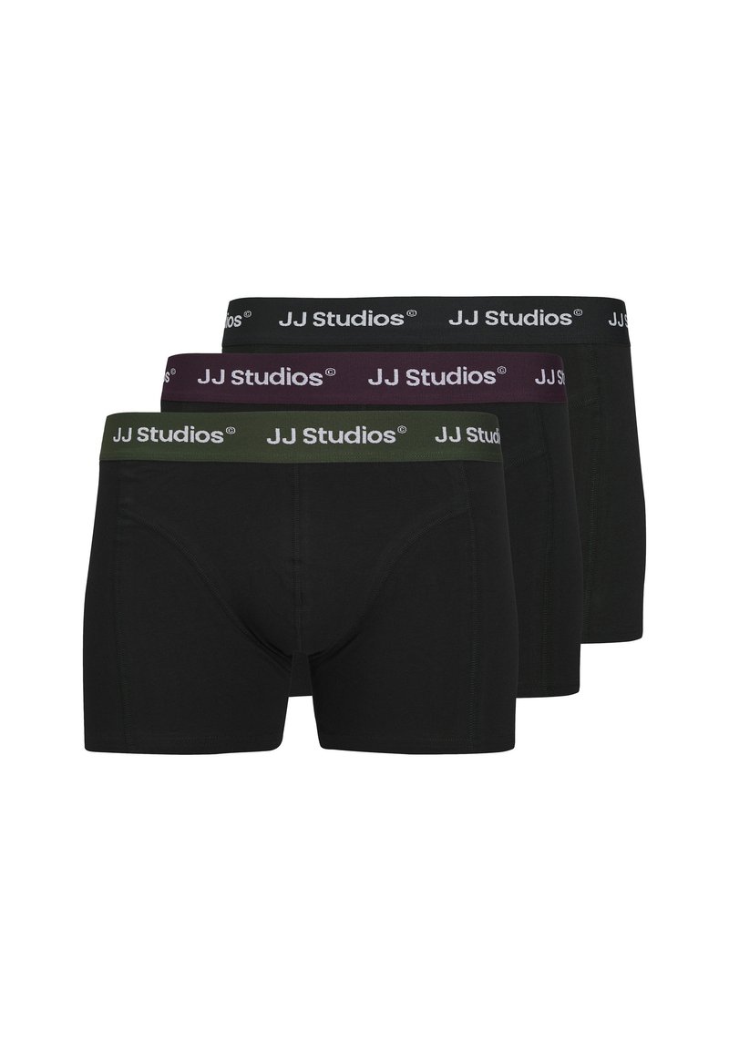 Drei Paar Herren-Boxershorts in Schwarz, mit elastischen Taillenbändern in Dunkelgrün und Maroon, versehen mit dem Logo "JJ Studios". Weicher Stoff, mittellange Passform.