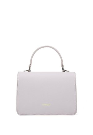 Sac à main lavande clair avec une texture lisse, une forme rectangulaire structurée, une poignée supérieure et un subtil logo doré à l'avant.