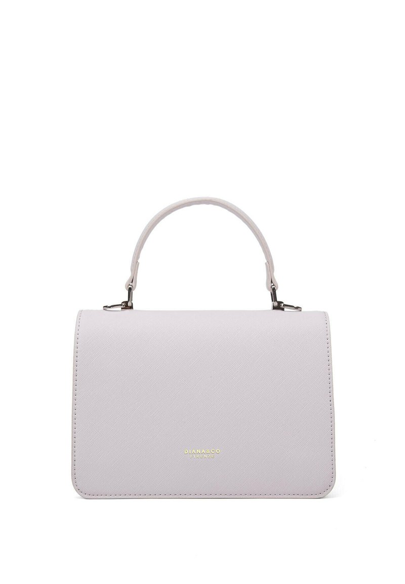 Sac à main lavande clair avec une texture lisse, une forme rectangulaire structurée, une poignée supérieure et un subtil logo doré à l'avant.