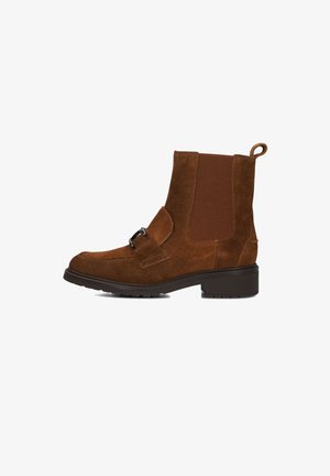 Bruine suède enkellaarsjes met elastische zijpanelen, een decoratieve gesp, een ronde neus en een lage blokhak. Textuurafwerking en stevige zool.