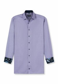 Hellblaues langärmeliges Hemd mit einem gemusterten dunkelblauen Bündchen. Es hat schwarze Knöpfe und einen klassischen Kragen. Texturiertes Material.