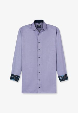 Hellblaues langärmeliges Hemd mit einem gemusterten dunkelblauen Bündchen. Es hat schwarze Knöpfe und einen klassischen Kragen. Texturiertes Material.