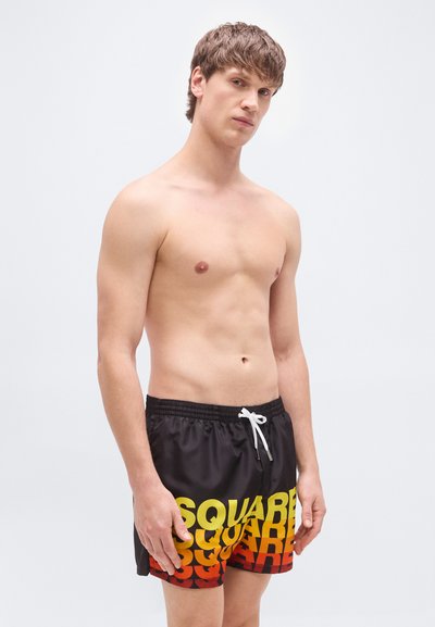 Μαύρα μαγιό σορτς με σχέδιο λογοτύπου "SQUARE" σε διαβάθμιση από κίτρινο σε κόκκινο, ελαστική ζώνη μέσης και λευκό κορδόνι. Λείο, ελαφρύ υλικό.