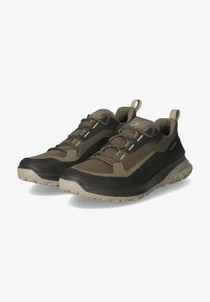 Wanderschuhe aus leichtem Mesh- und Gummimaterial. Dunkel olivgrünes und schwarzes Farbschema, strukturiierte griffige Sohle und elastische Schnürsenkel.