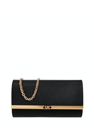 Čierna textúrovaná kožená kabelka clutch so zlatým reťazovým remienkom a horizontálnou zlatou lištou s logom Michael Kors na prednej strane.