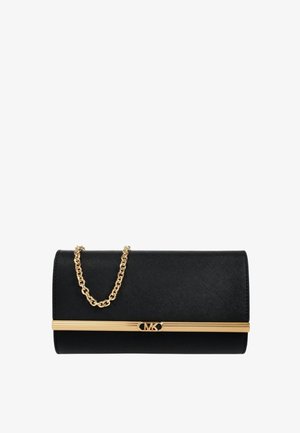 Czarna teksturowana skórzana kopertówka z złotym łańcuszkiem i poziomym złotym paskiem z logo Michael Kors z przodu.