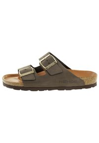 Hnědé kožené sandály s plochou podrážkou, dvěma nastavitelnými popruhy a stříbrnými přezkami, korkovou stélkou a texturovanou gumovou podešví. Logo vytištěné na straně.