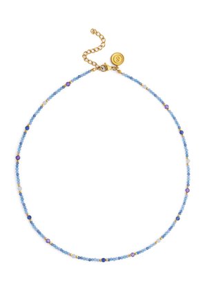 Zarte Halskette mit kleinen blauen, lila und goldenen Perlen, mit einem goldenen Kettenverschluss und einem runden Anhänger mit einem geprägten "S".