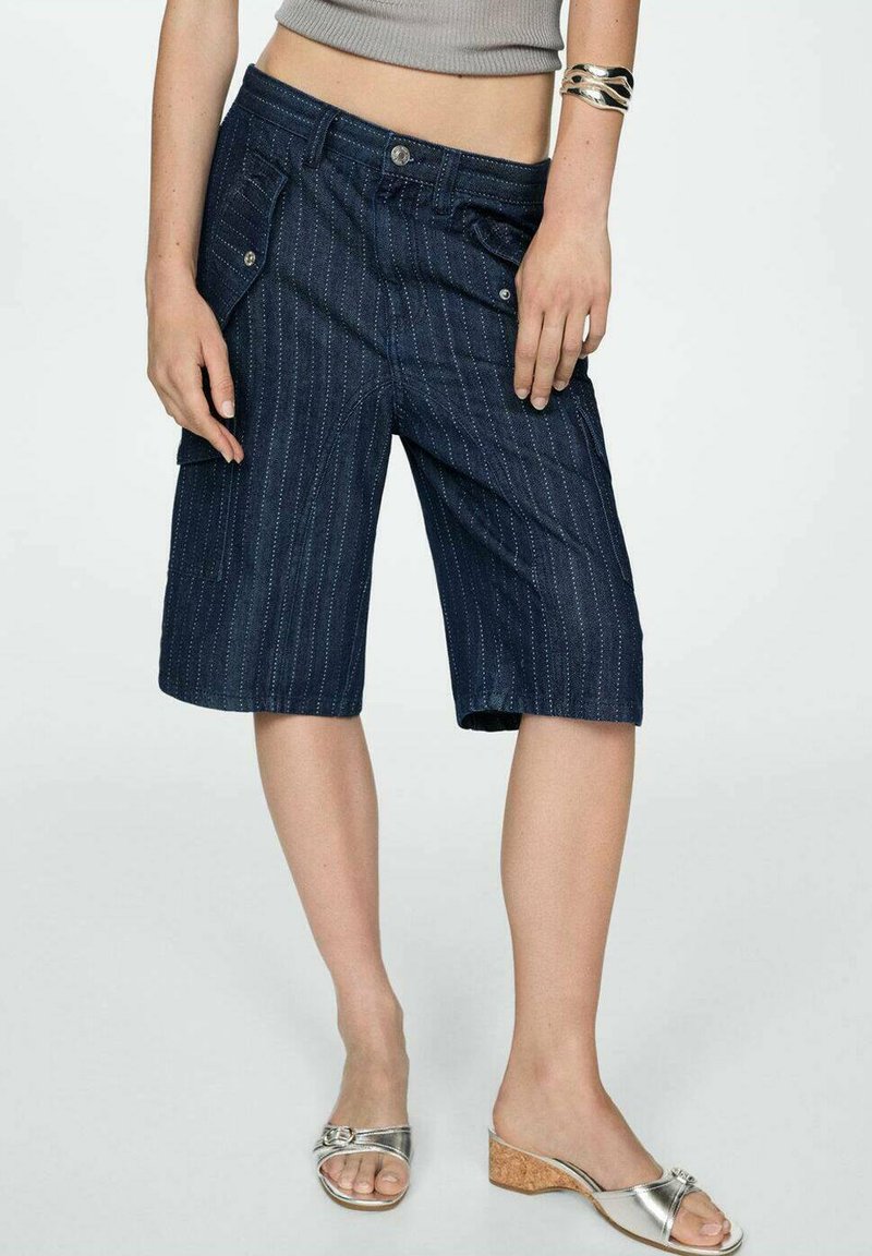 Námornícke modré denim bermudy s bielymi pásikmi, majú predné vrecká, zapínanie na gombík a rovný strih tesne nad kolenami.