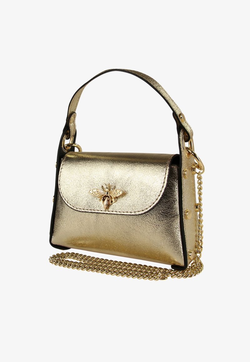 Sac à main métallique doré avec un emblème d'abeille sur le rabat, doté d'une chaîne en bandoulière, d'une texture lisse et d'accents noirs le long des bords.