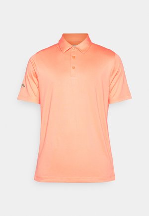 Kortärmad polo i solid korallfärg, med platt krage, treknapplås och subtil logotyp på vänster ärm.