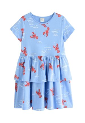 Lyseblå kortærmet kjole til små børn med lagdelt nederdel og røde hummere samt hvide bølgemønstre over det hele.